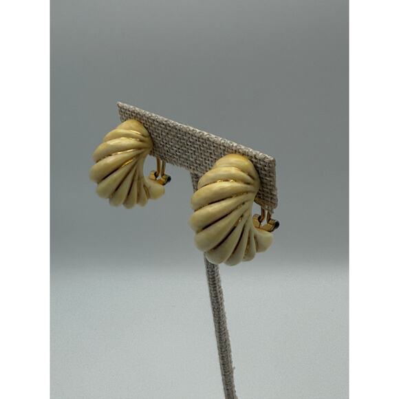 Vintage Cream Swirl Clip-On Earrings - Picture 3 of 6